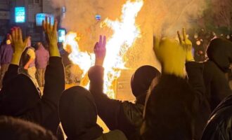 Σκληρή καταστολή στο Ιράν – Μαζικές συλλήψεις, κατασχέσεις περιουσιών, κλείσιμο επιχειρήσεων