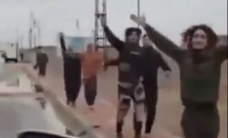 Συρία: Οι τζιχαντιστές σύμμαχοι των ΗΠΑ απελευθέρωσαν 200 φυλακισμένα μέλη του ISIS – Ο 78χρονος Τόμας Μπάρακ του Τραμπ τα έχει κάνει μπάχαλο