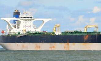 Οι ΗΠΑ σχεδιάζουν την αναχαίτιση τάνκερ που εμπλέκεται στο εμπόριο πετρελαίου της Βενεζουέλας, λίγες ημέρες μετά τη σύλληψη του Μαδούρο