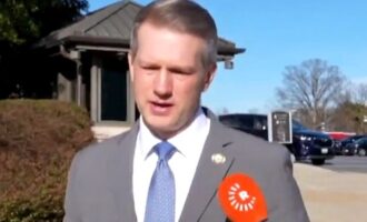 Αμερικανός βουλευτής Ράιλι Μουρ: «Καταστροφικές» οι επιθέσεις εναντίον Κούρδων, Δρούζων και Χριστιανών στη Συρία