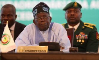 Τουρκία-Νιγηρία: Διαμορφώνεται νέος άξονας ισχύος αν και… ο Πρόεδρος της Νιγηρίας σωριάστηκε δίπλα στον Ερντογάν