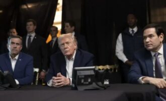 Ο Τραμπ δημοσιοποίησε φωτογραφίες που απεικονίζουν Αμερικανούς αξιωματούχους να παρακολουθούν τα πλήγματα στη Βενεζουέλα