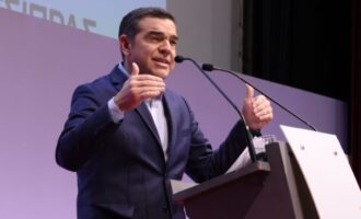 Αλέξης Τσίπρας: Η κυβέρνηση Μητσοτάκη «εμπαίζει τους απελπισμένους αγρότες» – Αυτή είναι «πολιτική εγκατάλειψης των εθνικών συμφερόντων»