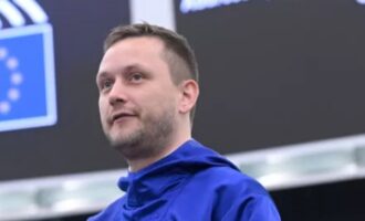 Ο Γροιλανδός πρωθυπουργός δεν αποκλείει στρατιωτική επιχείρηση των ΗΠΑ