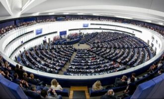 Ευρωπαϊκή απάντηση στις απειλές Τραμπ: «Παγώνει» η επικύρωση της εμπορικής συμφωνίας ΕΕ-ΗΠΑ