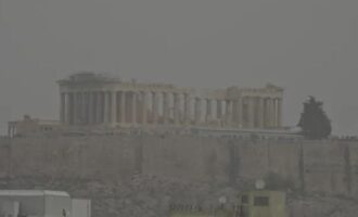 Καιρός: Η αφρικανική σκόνη καλύπτει την Αθήνα – Βροχές και άνεμοι