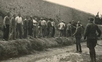 Το καθεστώς Μητσοτάκη συμμορφώθηκε με την πρόταση Τσίπρα και τρέχει να αγοράσει τις φωτο της εκτέλεσης των πατριωτών από τους Γερμανούς