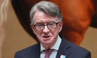 Υπό το βάρος των αποκαλύψεων για τον Έπσταϊν, συνελήφθη ο πρώην πρεσβευτής της Βρετανίας, Μάντελσον