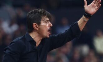 Έξαλλος ο Γιαννακόπουλος: Είστε ξεφτιλισμένοι, παραιτηθείτε όλοι, ντροπή σας ρε, φτου