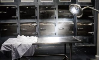 Έψαχνε τον γιο του αλλά η σορός του ήταν στα αζήτητα σε ψυγείο νοσοκομείου για σχεδόν δυο μήνες