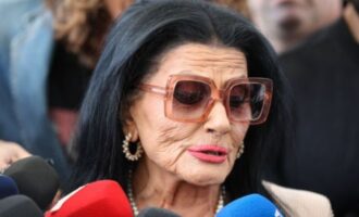 Η Ζωζώ Σαπουντζάκη για την υγεία της: «Είμαι καλά, είμαι στο σπίτι μου»