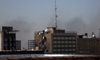 Bloomberg: Εμιράτα και Κατάρ πιέζουν τον Τραμπ να βρει διέξοδο από το Ιράν