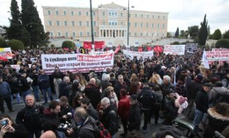 Τρία χρόνια από την τραγωδία στα Τέμπη: Συλλαλητήρια στο Σύνταγμα και σε όλη την Ελλάδα