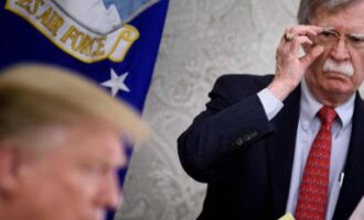 Ο Τζον Μπόλτον εξαπολύει μύδρους κατά των χειρισμών Τραμπ στον πόλεμο με το Ιράν: «Δεν σκέφτεται στρατηγικά»