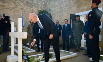 Ο Νίκος Δένδιας απέτισε φόρο τιμής στον Γρηγόρη Αυξεντίου και στα «Φυλακισμένα Μνήματα»