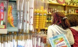 Εορταστικό ωράριο Πάσχα 2026: Πότε ξεκινάει – Ποια Κυριακή θα είναι ανοιχτά τα καταστήματα