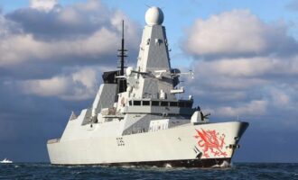 Το Βρετανικό Βασιλικό Ναυτικό επικεφαλής του «Συνασπισμού του Ορμούζ» για το άνοιγμα των Στενών, μεταδίδουν οι Times