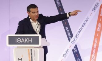 Αλέξης Τσίπρας: Ο Μητσοτάκης από επικριτής του Τραμπ πρόθυμος γελωτοποιός του Βασιλιά