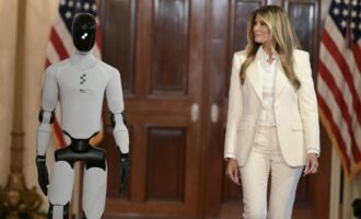 Ιστορική στιγμή στον Λευκό Οίκο: Ανθρωποειδές ρομπότ περπατά στο πλευρό της Μελάνια Τραμπ