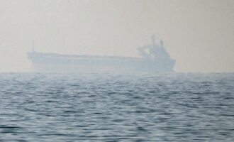 Στενά του Ορμούζ: Φλέγεται τάνκερ ελληνικών συμφερόντων – Οι Φρουροί της Επανάστασης ανέλαβαν την ευθύνη