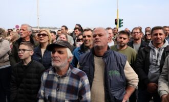 Σε αποκλεισμό του λιμανιού της Μυτιλήνης προχώρησαν οι κτηνοτρόφοι της Λέσβου