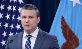 «Επιλέξτε σοφά, σας παρακολουθούμε», προειδοποιεί το Ιράν ο Χέγκσεθ