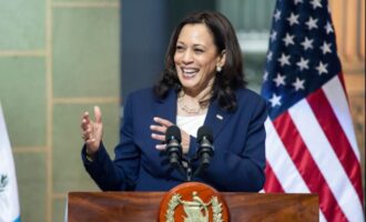 Η Κάμαλα Χάρις κατηγορεί τον Νετανιάχου ότι παρασύρει τις ΗΠΑ σε πόλεμο