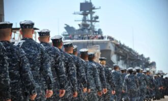 Ο Τραμπ ενισχύει τις δυνάμεις στη Μέση Ανατολή με 10.000 επιπλέον στρατιώτες για την επιβολή ναυτικού αποκλεισμού στο Ιράν