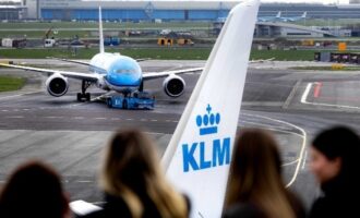 Ολλανδία: Η αεροπορική εταιρεία KLM ακυρώνει 160 πτήσεις τον επόμενο μήνα λόγω της αύξησης του κόστους των καυσίμων