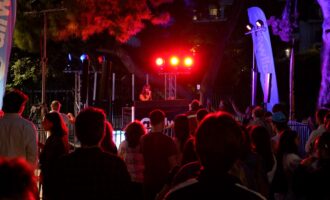 Η Billie Kark συστήνεται στο κοινό μέσα από 5 facts (βίντεο) – Μια μαγική μουσική βραδιά στην Πλατεία Δεξαμενής με την υπογραφή της Allwyn