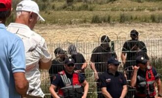 Αλβανία: Διαδήλωση στο Ζβέρνετς – Αλβανοί κουκουλοφόροι χτύπησαν σοβαρά Έλληνα – Η ΕΛ.Α.Σ. (Τσίπρας) απαιτεί «διαβήματα διαμαρτυρίας» και προστασία της Ελληνικής Εθνικής Μειονότητας