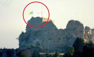 Στρατιώτες των IDF ύψωσαν τις σημαίες του Ισραήλ και της Ταξιαρχίας Γκολάνι στο Κάστρο του Μποφόρ στον νότιο Λίβανο