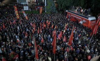 Δικαστικό πραξικόπημα στην Τουρκία: Χιλιάδες στους δρόμους κατά της καθαίρεσης του Οζγκιούρ Οζέλ