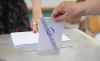 Δημοσκόπηση Pulse: Εδραιώνεται στη 2η θέση η ΕΛΑΣ του Τσίπρα – Στο 25,5% η ΝΔ