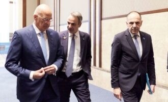 Ο Νίκος Δένδιας συνόδευσε τον Κυριάκο Μητσοτάκη στη Σύνοδο του ΝΑΤΟ