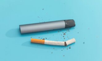 Ισπανία: Η κυβέρνηση θέλει να απαγορεύσει το κάπνισμα και το άτμισμα στους εξωτερικούς χώρους