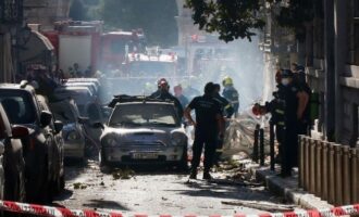 Έκρηξη στην Πλάκα: Εντοπίστηκε γυναικεία τσάντα – Στους έξι οι αγνοούμενοι